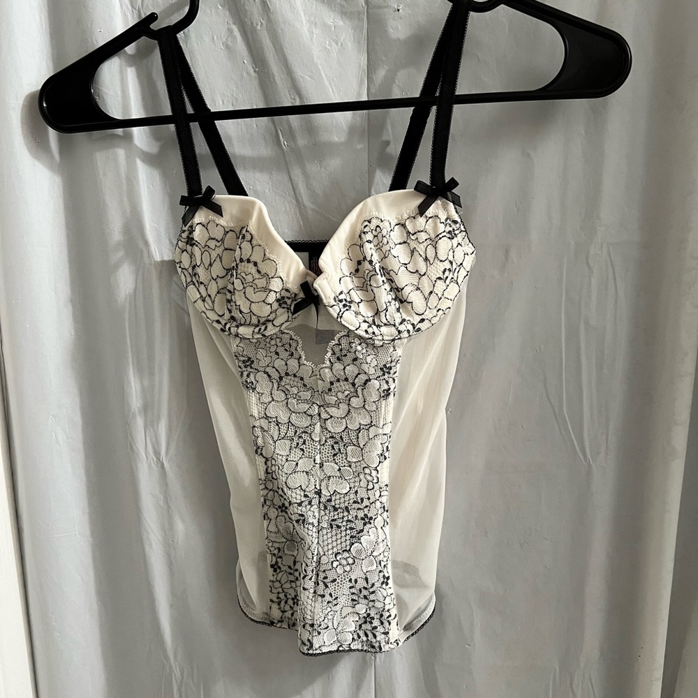 Victoria’s Secret black white floral lace corset size 32 a